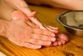 782242-massage-ayurvedique-pied-la-procedure-avec-de-l-huile